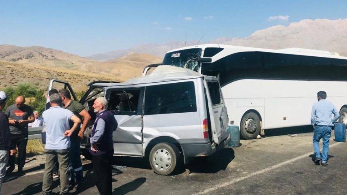 Yolcu otobüsüyle hafif ticari araç çarpıştı: 1 ölü