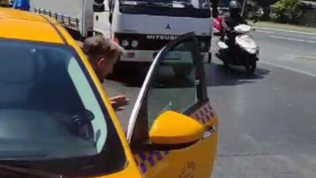 Taksici mesafeyi beğenmedi, yolcuları indirdi