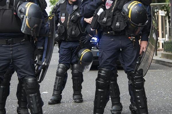 Fransa'da 5 polis, gösteride Müslüman bir genci öldürme suçlamasıyla gözaltına alındı