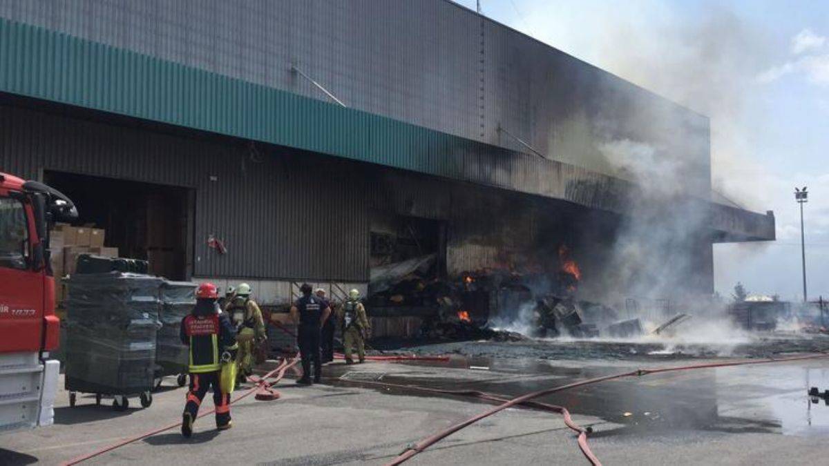 Kocaeli'de zincir market deposunda yangın