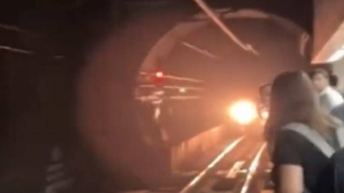 Marmaray'da bir kişi raylara atladı