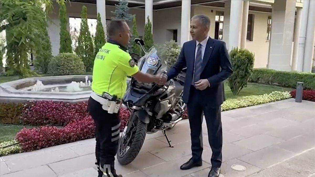 Motosikletli gence öğüt veren polise yeni motosiklet