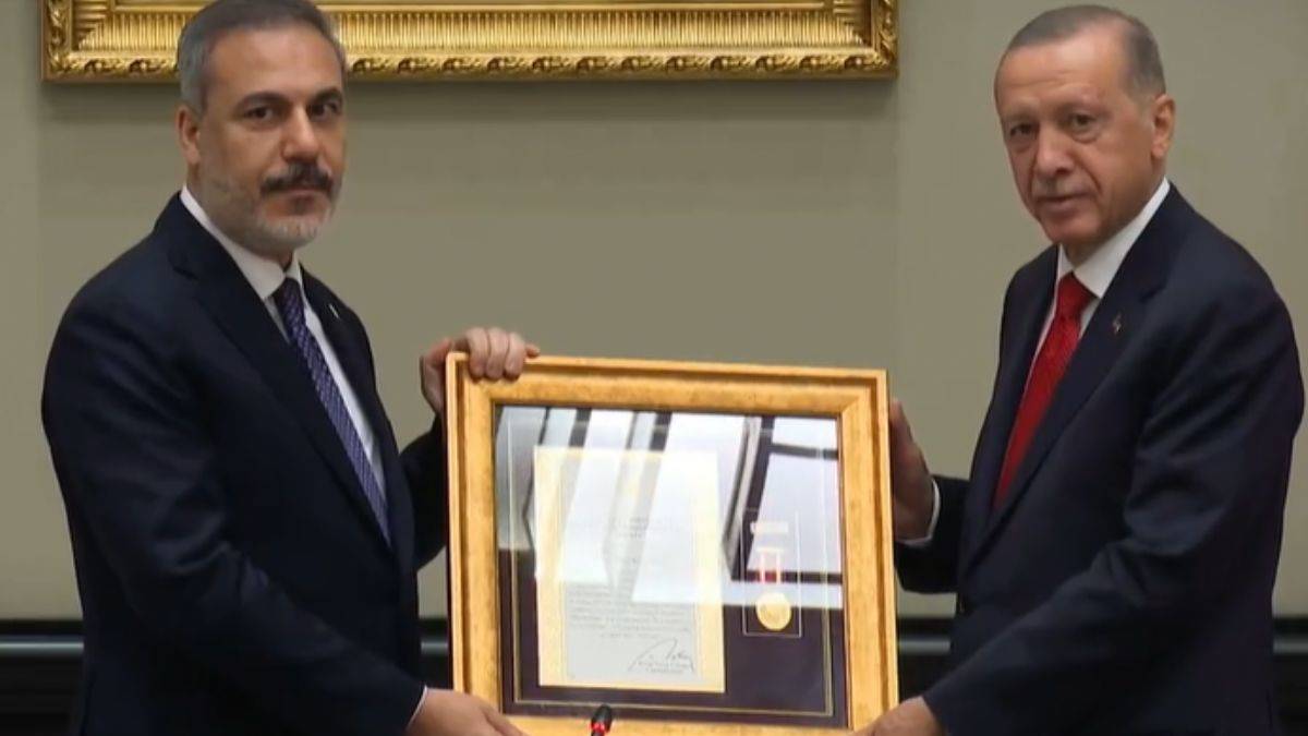 Erdoğan'dan Hakan Fidan'a 'üstün hizmet madalyası'