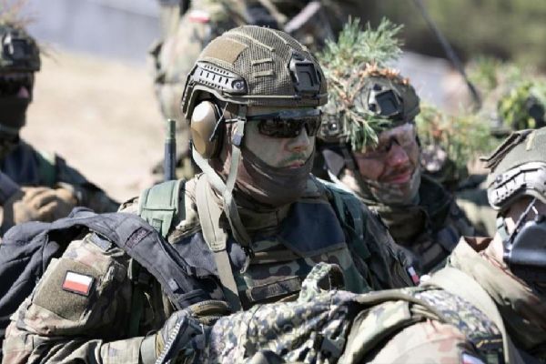 Polonya Belarus sınırındaki asker sayısını artırıyor