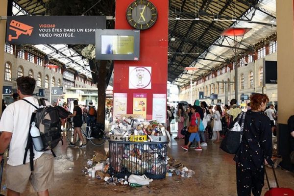 Fransa'da çöp dağları oluşan tren garında temizlik firması personeli suçladı