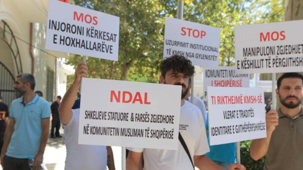 Arnavutluk'ta FETÖ protestosu