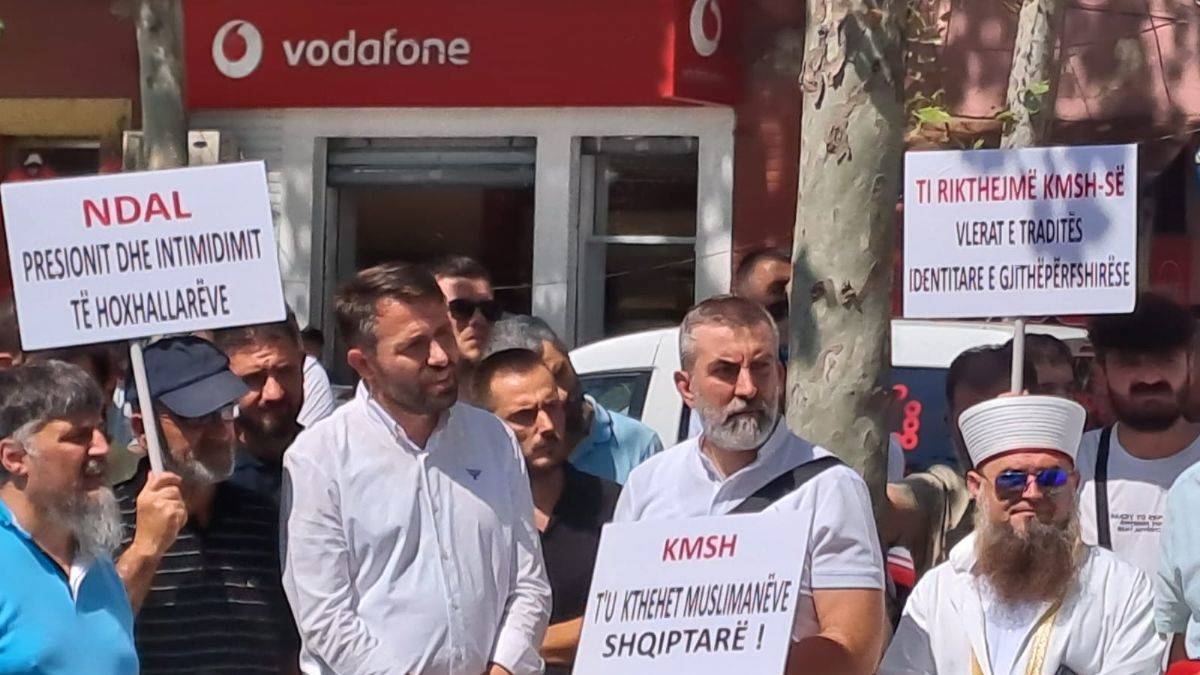 Arnavutluk'taki Müslümanlardan FETÖ protestosu