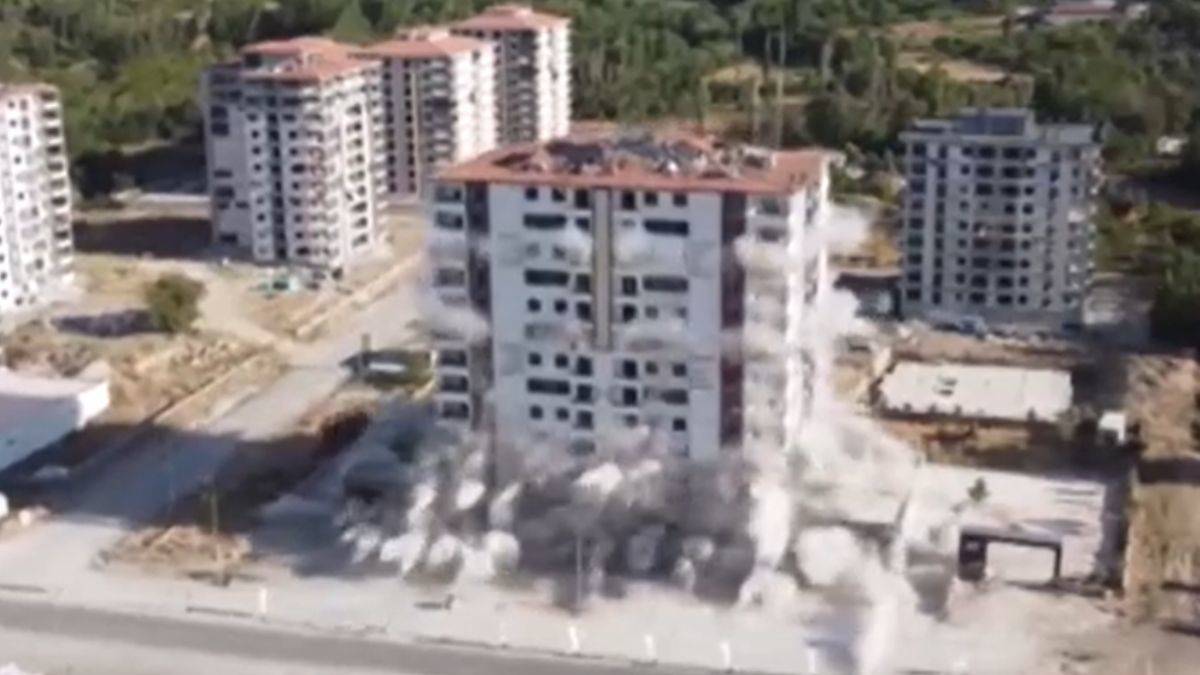 Malatya'da 12 katlı bina patlayıcı ile yıkıldı