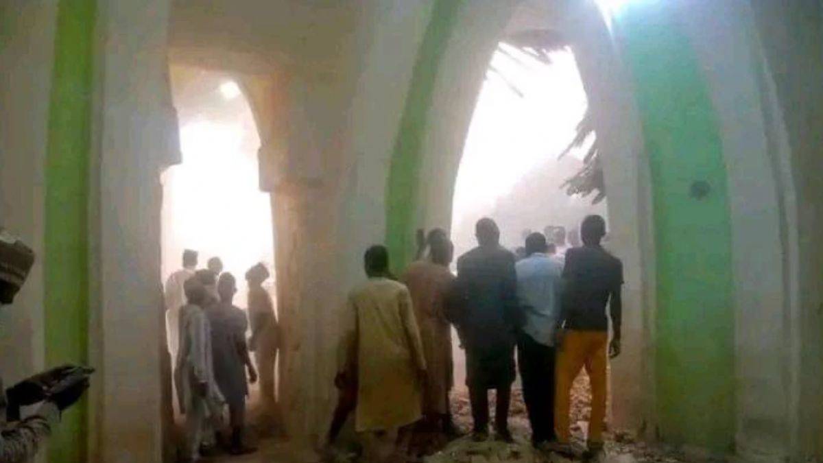 Nijerya'da tarihi cami çöktü: 10 ölü