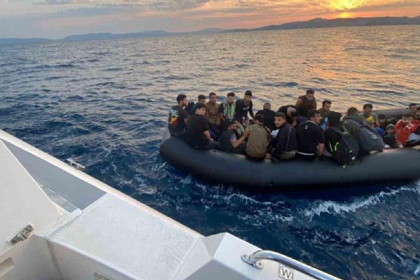 Lastik botta 28 düzensiz göçmen yakalandı