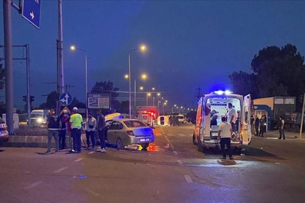 Ağrı'da minibüsle otomobil çarpıştı, 1 bebek öldü, 16 kişi yaralandı