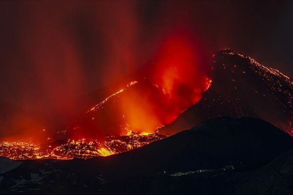 Etna Yanardağı'nda patlama