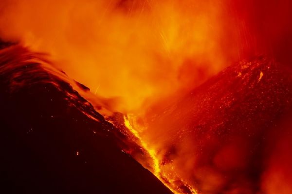 İtalya'da yer alan Etna Yanardağı'nda patlama meydana geldi