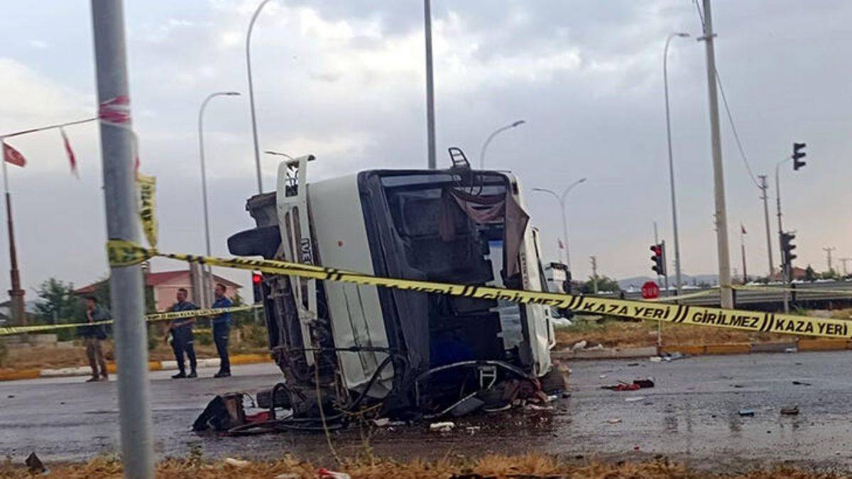 Afyonkarahisar'da midibüs kamyonetle çarpıştı: 33 yaralı