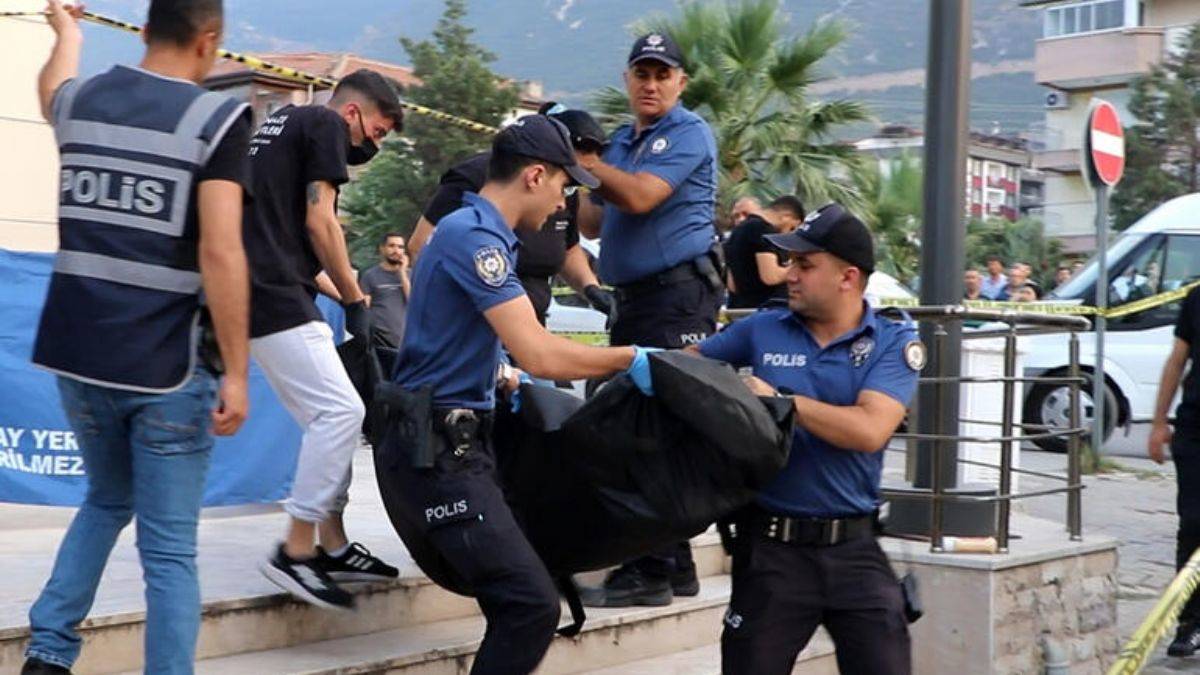 Boşanmak isteyen eşini başından vurup intihar etti