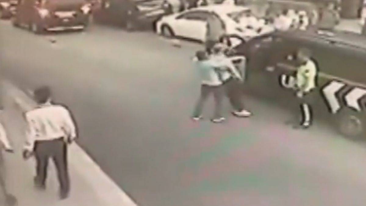 Boğazına sakız kaçtı, 3 kişi kurtarmak için çabaladı