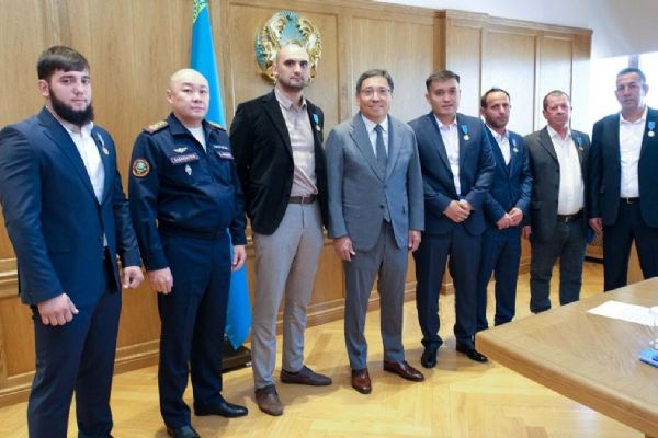 2 Türk Kazakistan'da kahraman ilan edildi! Devlet madalyası verildi