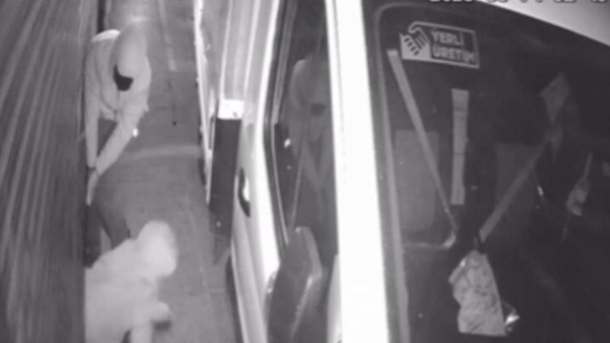 Sürünerek mağazaya girip soygun yaptılar