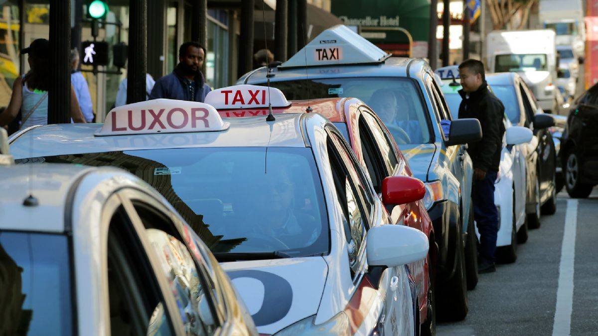 Robot taksiler kilitlendi, bütün trafiği felç etti