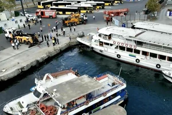 Eminönü'nde İETT otobüsü denize düştü