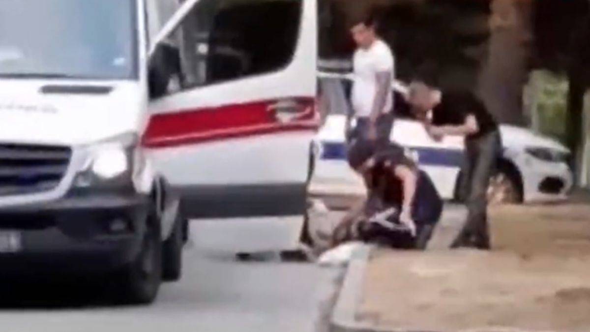 Parkta yürürken silahlı saldırıya uğradı