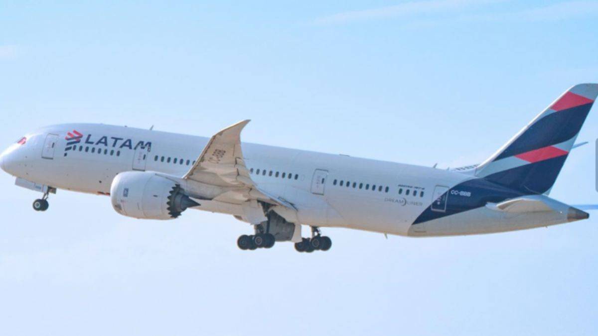 Uçağın tuvaletinde fenalaşan pilot öldü