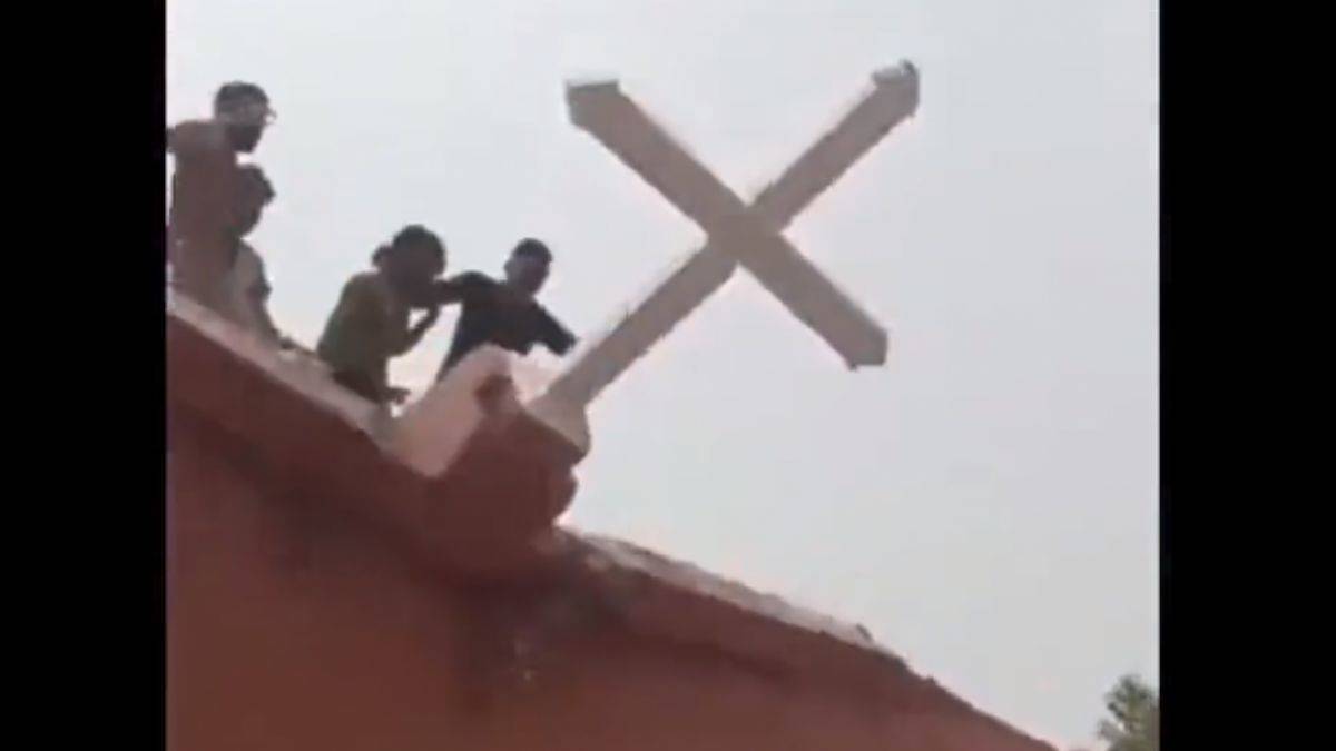 Pakistan'da kiliselere saldırı; 'Kur'an yakıldı' iddiası!