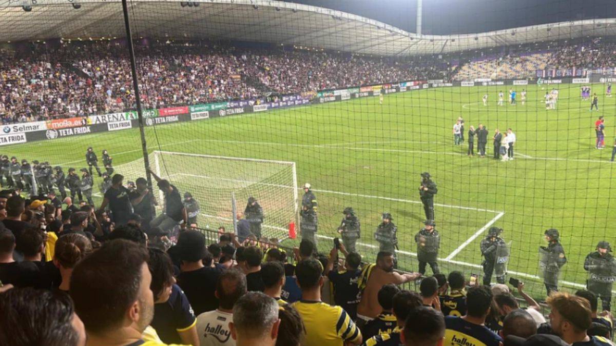 Fenerbahçeli taraftarlar stadyumdan çıkarıldı