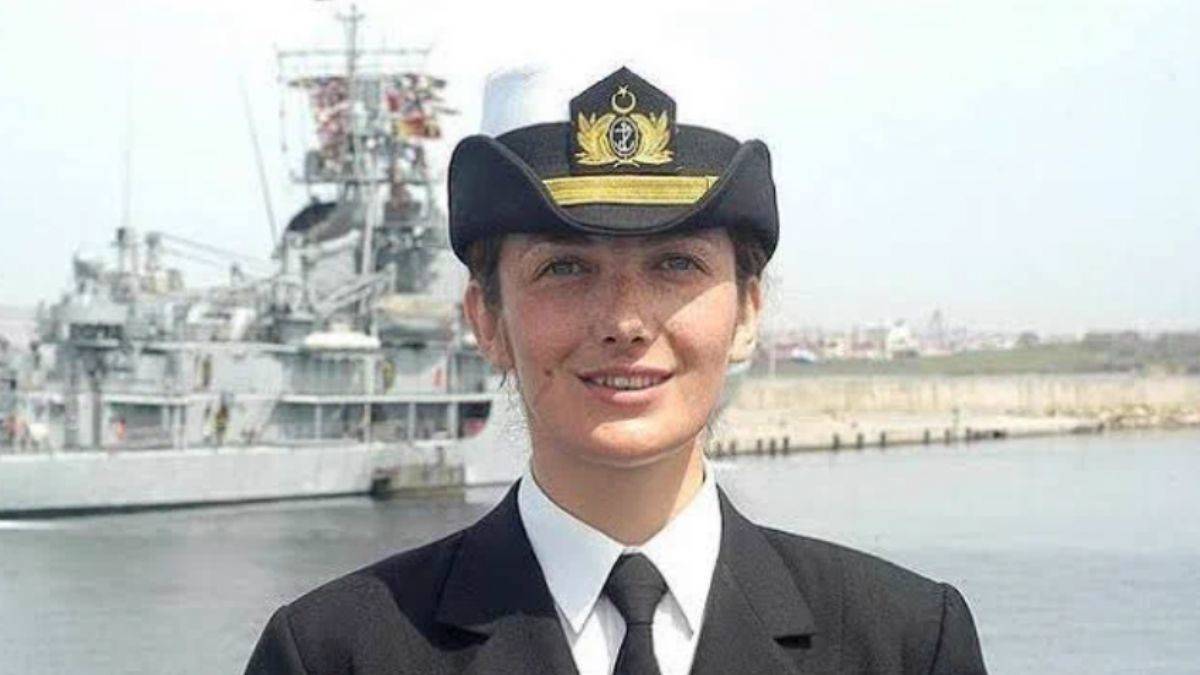 NATO'dan ilk kadın amiral Fırat'a tebrik