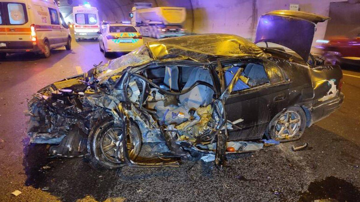 Tünelde duvara çarpan araç hurdaya döndü