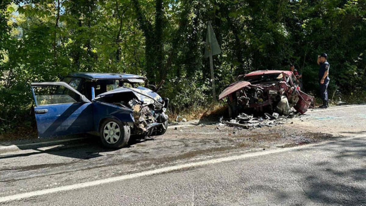 Kafa kafaya çarpıştılar: 2'si ağır, 3 yaralı