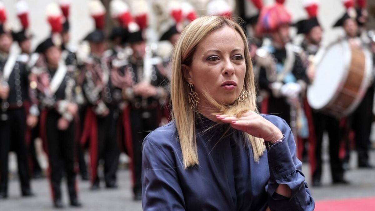 Ödeme yapmadan kaçan İtalyan turistlerin parasını ödedi