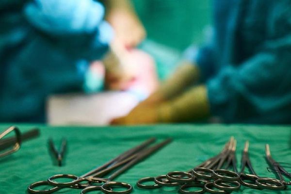 Bıçak parası istediği iddia edilen doktor tutuklandı