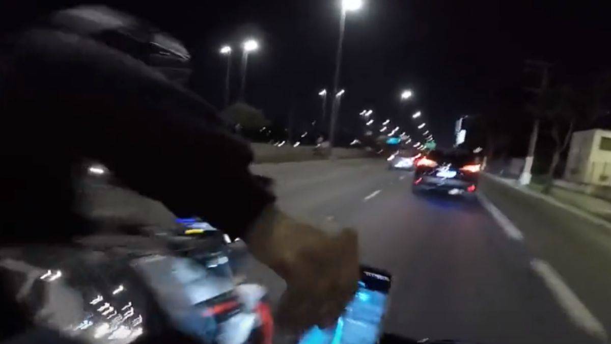 Cep telefonunu kaptığı gibi kaçtı!