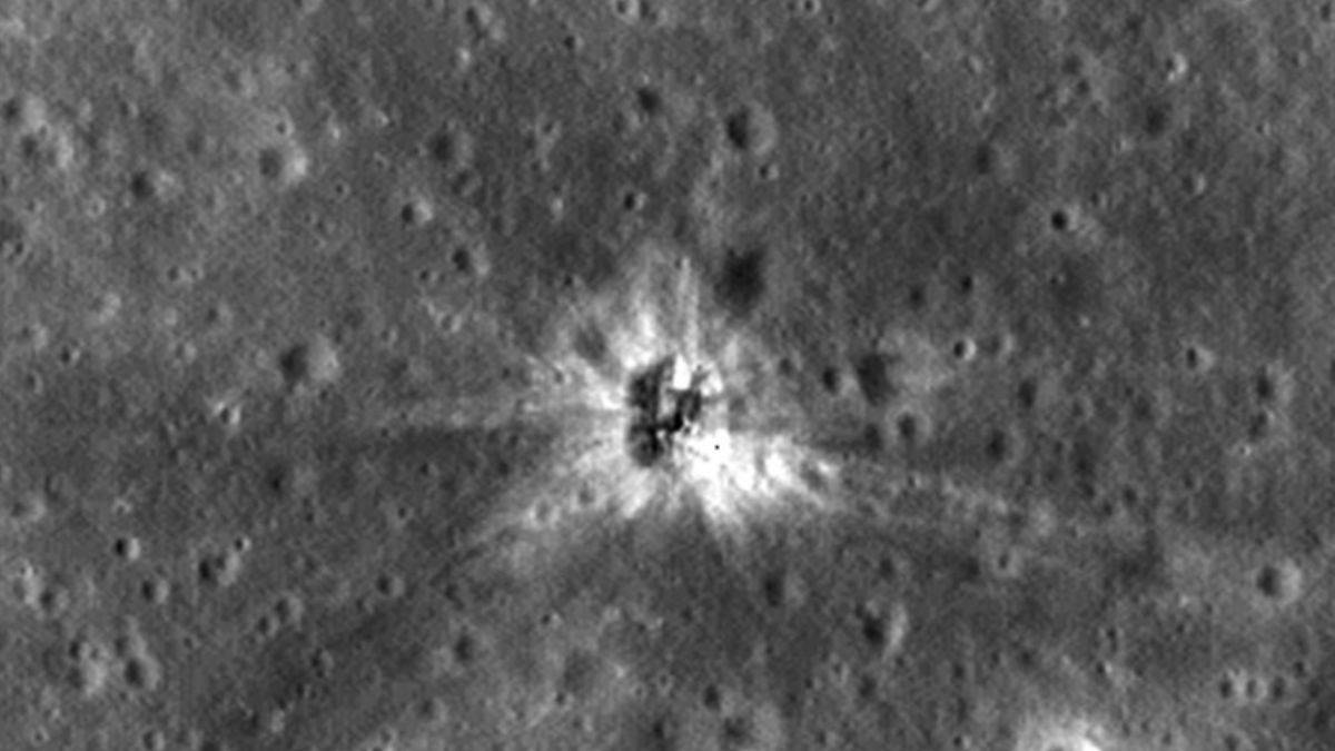 Rus uzay aracı Ay'a çarptı