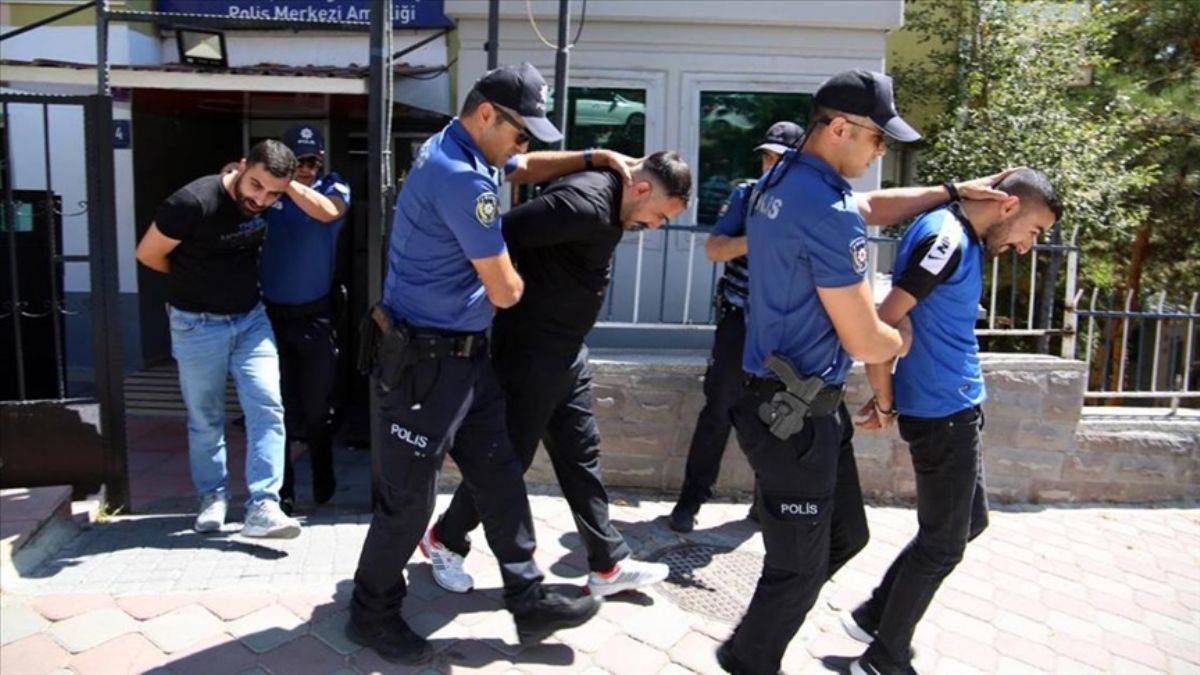 Kazada silahla tehdit edip para isteyenler hakkında karar