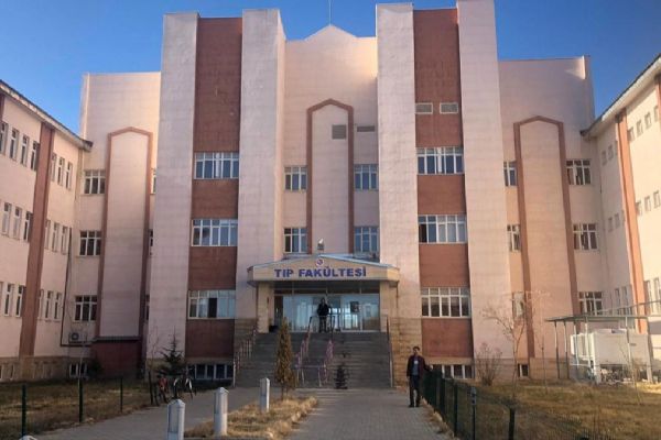 6 Şubat depreminde ailesinden üç kişiyi kaybeden öğrenci tıp fakültesini kazandı