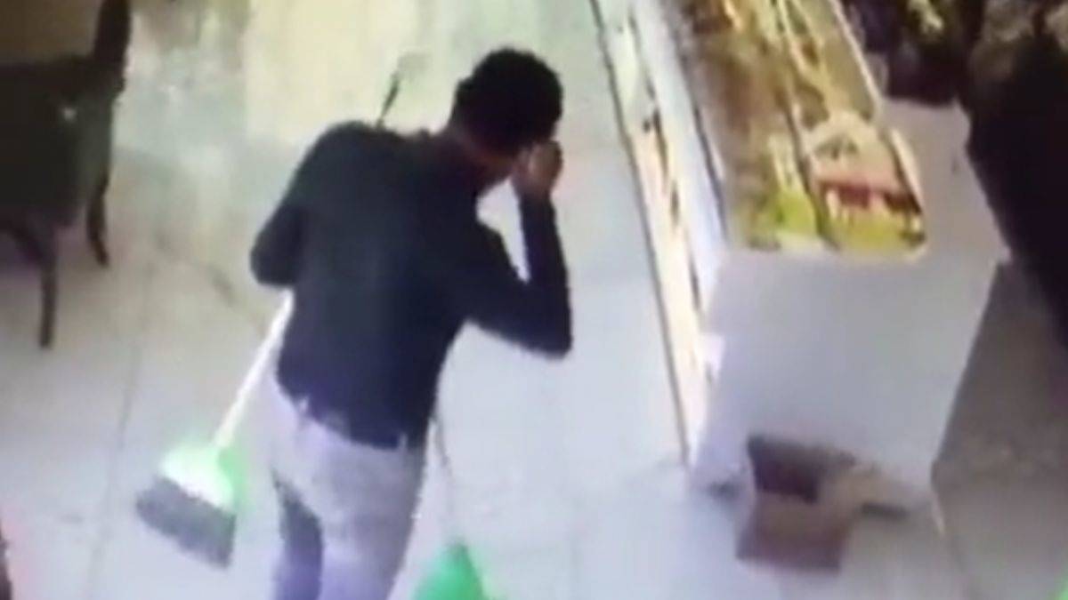 Koluna taktığı fırçayı unuttu, haline kendisi de güldü