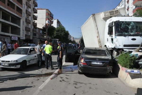 Yozgat'ta freni patlayan kamyon dehşet saçtı