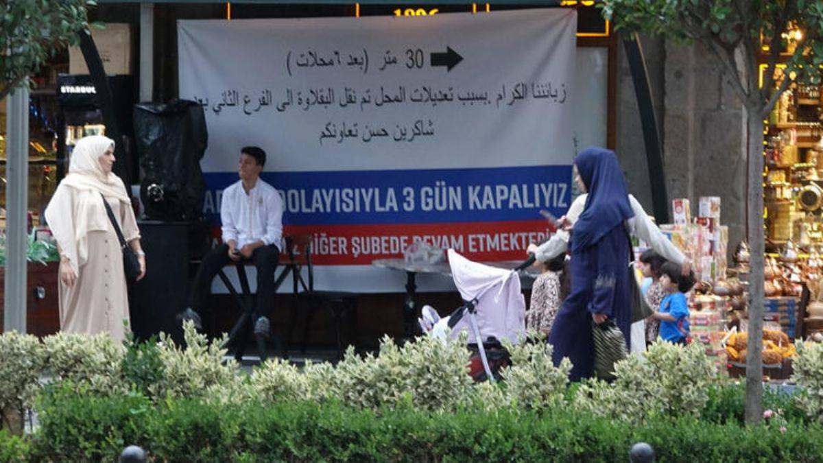 Trabzon'da turist kazıklayan işletmenin dikkat çeken afişi