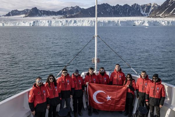 Türkiye bilimsel araştırmalar için 3. kez Kuzey Kutbu'nda: Arktik Okyanusu'na açılan pencere lumbuzlar oldu