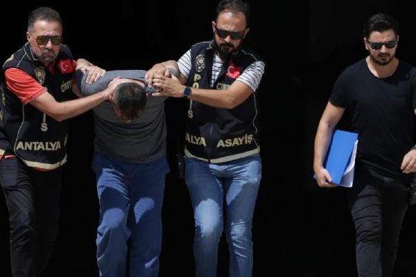 Eşini bıçaklayarak öldürdükten sonra kaçan cani yakalandı