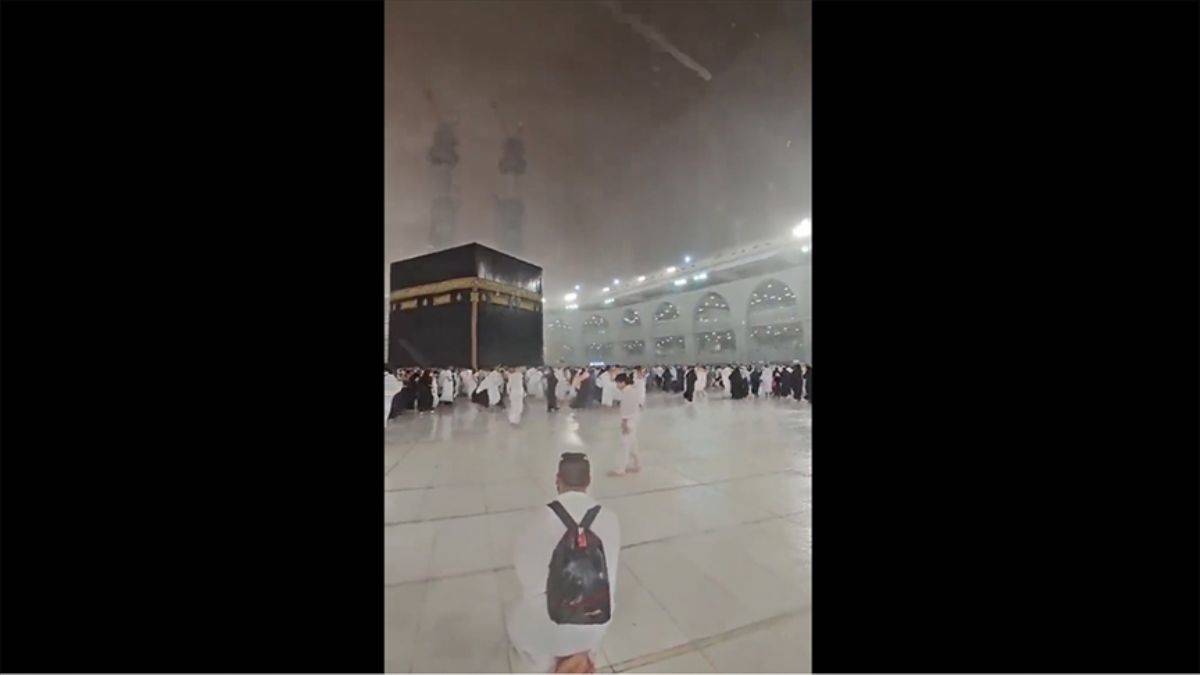 Mekke'de tavaf sırasında fırtına insanları sürükledi