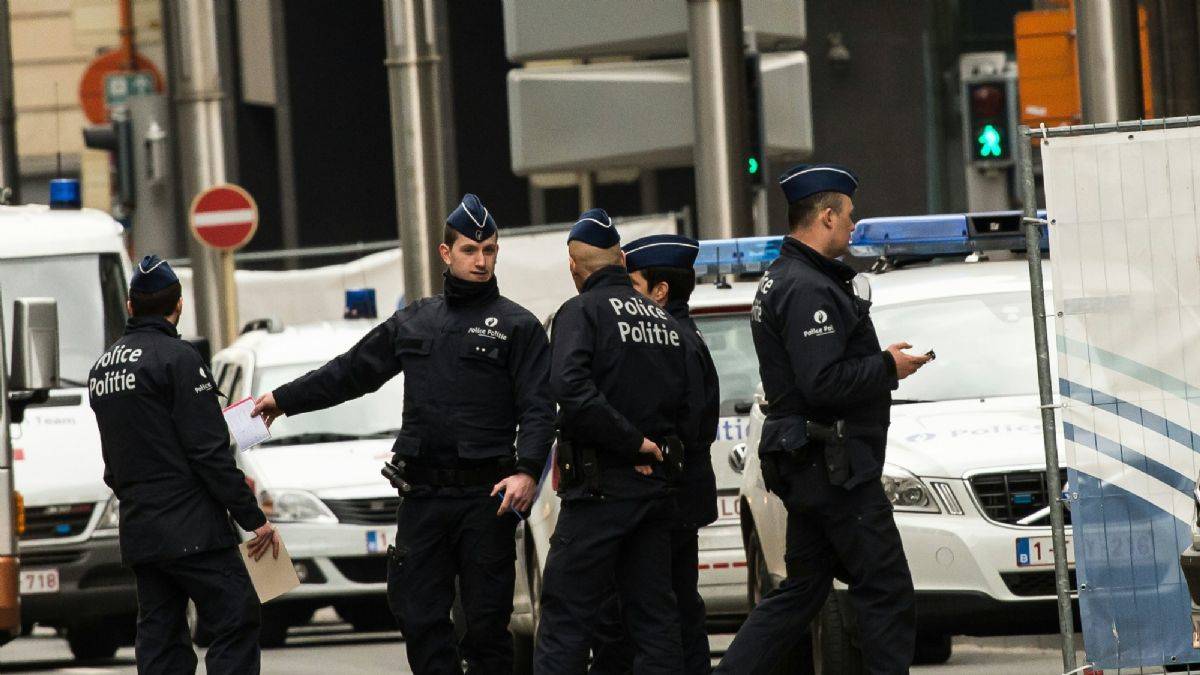 Belçika polisi rezil oldu: Cansız mankeni incelediler