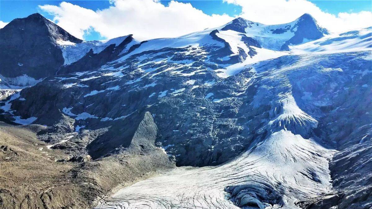 Alplerde buzullar eridi, 22 yıl önce kaybolan bir kişinin cesedi bulundu