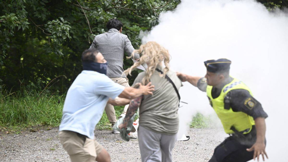 İsveç polisi, Kur'an'a saldırıya tepki gösteren kişiyi susturdu