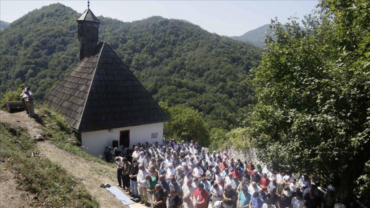 Sırplar yakmıştı; tarihi camide yılda bir cuma namazı kılınıyor