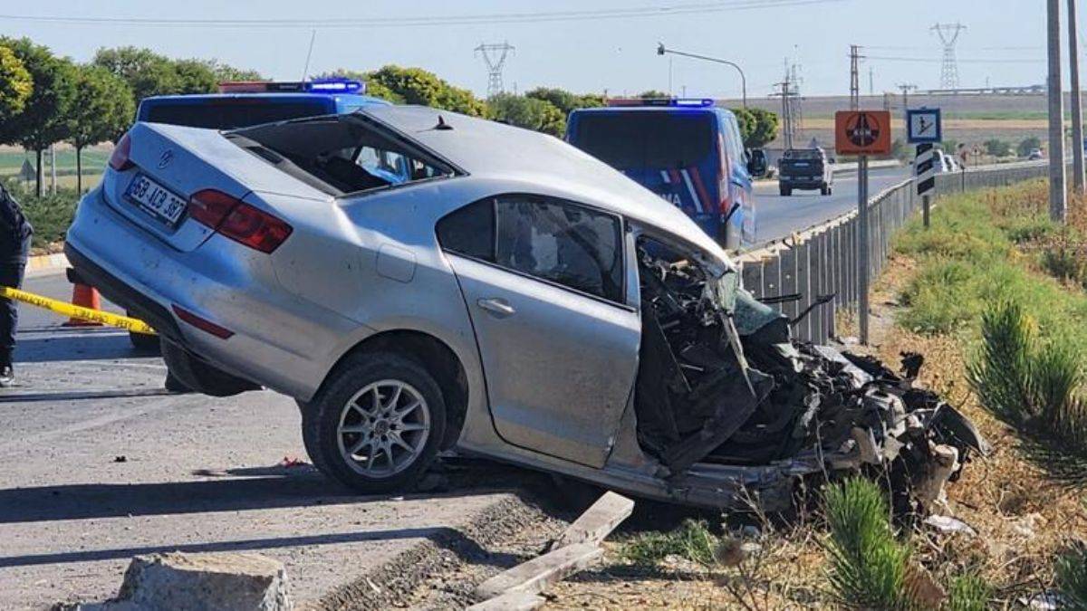 Bariyerlere çarpan 16 yaşındaki sürücü öldü
