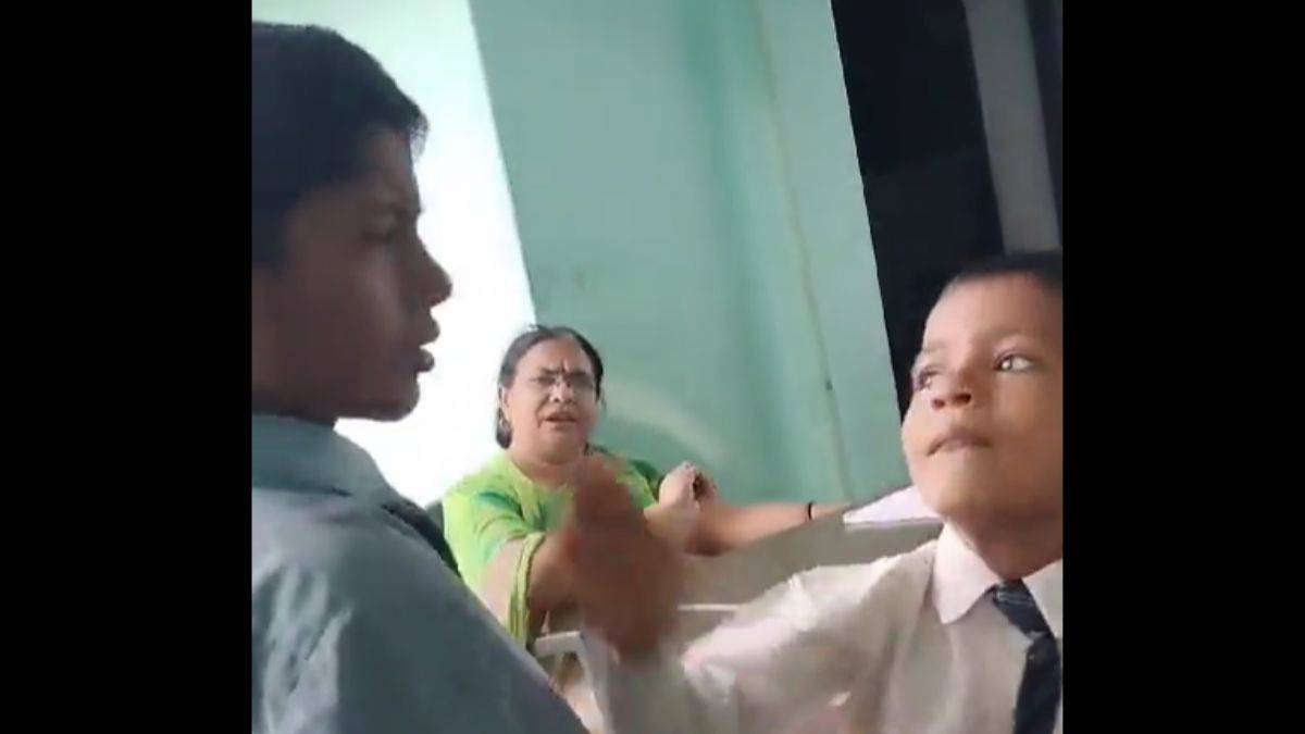 Hindistan'da Müslüman nefreti: Öğretmen öğrenciyi tokatlattı!