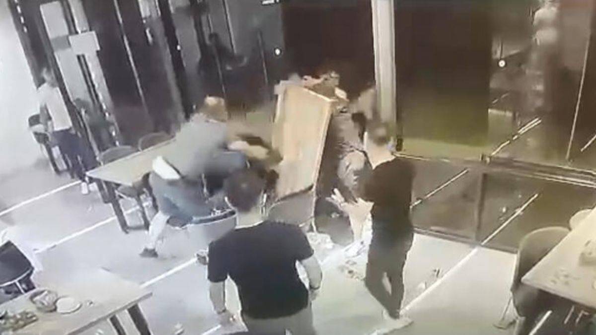 Çorbacıda 'kafes dövüşü'